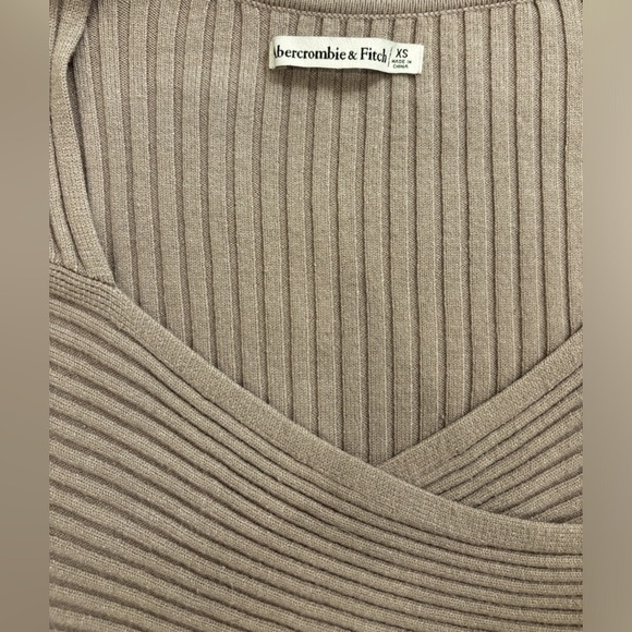 Abercrombie & Fitch Wrap Sweater Crop Top - Picture 3 of 3